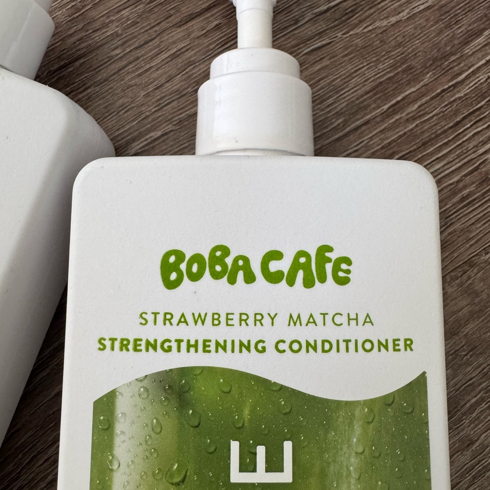 Native Strawberry Matcha Strengthening Shampoo & Conditioner - Green, White, Red - Picture 3 of 4